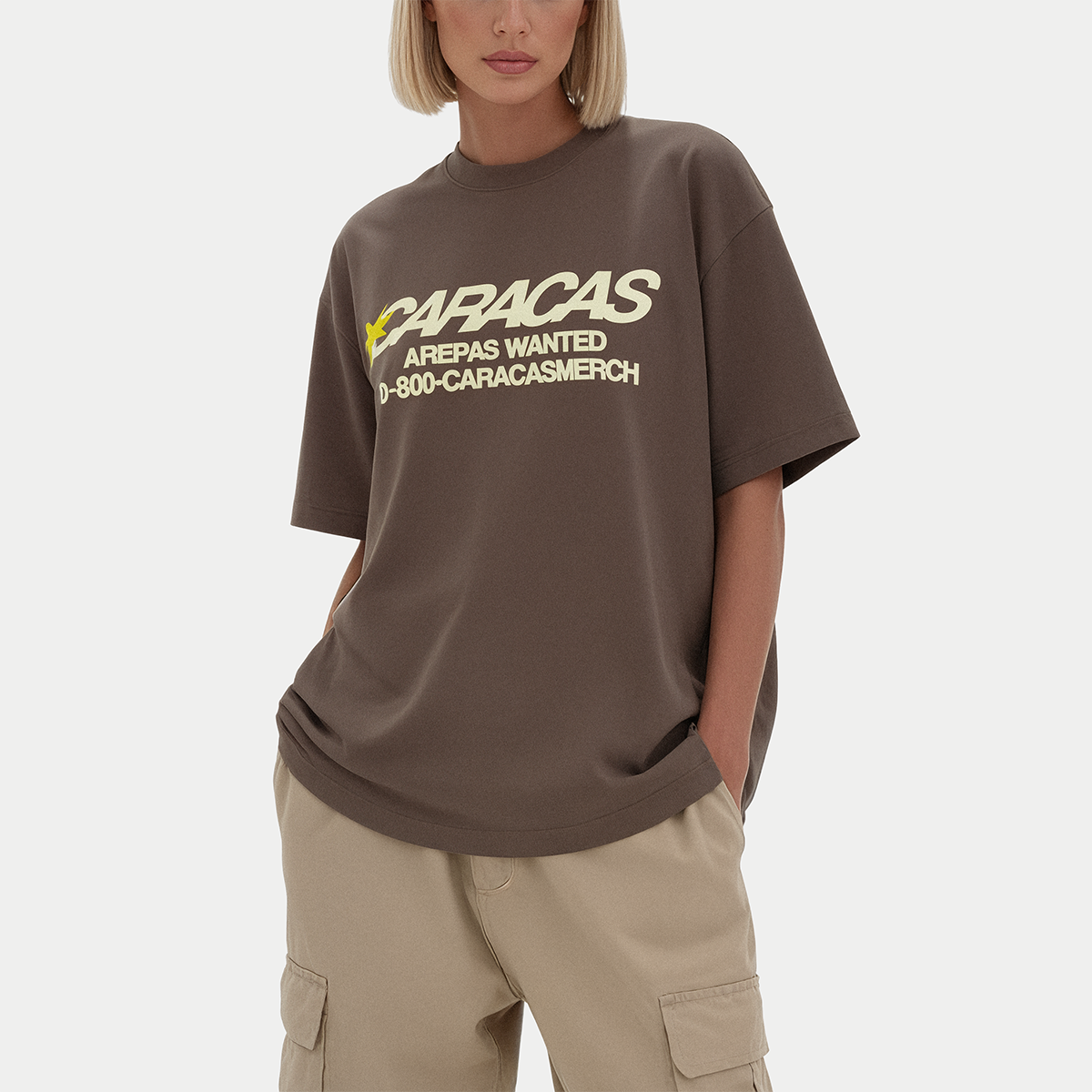 Modelo llevando la camiseta marrón café «Arepas Wanted» de Caracas Merch